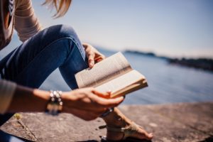 woman_reading_book