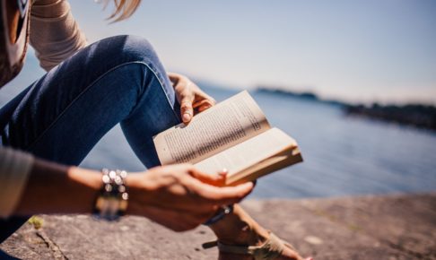 woman_reading_book